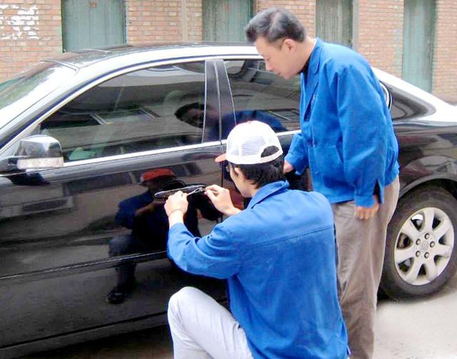 恩施汽车钥匙丢在车里面怎么办?